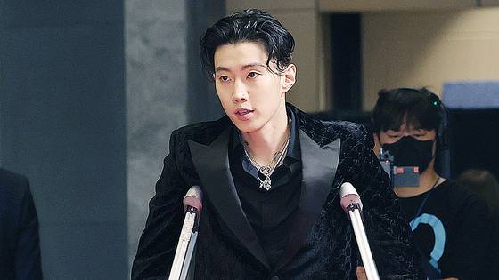 가수 박재범이 15일 서울 종로구 포시즌스 호텔에서 열린 ‘제18회 유방암 인식 향상 캠페인 자선 행사’에 참석하고 있다. 뉴스1