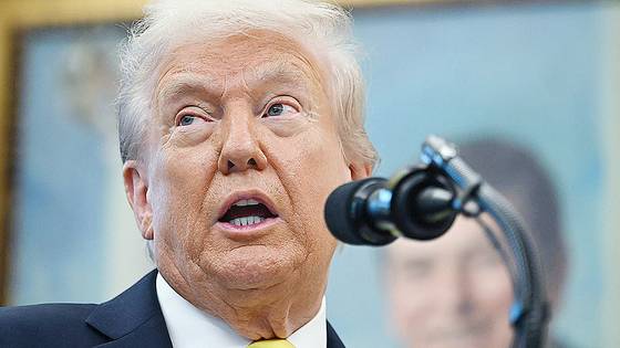 도널드 트럼프 미국 대통령이 15일(현지시간) 워싱턴DC 백악관 오벌오피스에서 기자회견을 하고 있다. AFP=연합뉴스