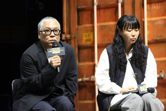16일 서울 중구 국립극단 명동예술극장에서 열린 연극 '안트로폴리스' 기자간담회에서 윤한솔(왼쪽) 연출과 김수정 연출이 작품을 소개하고 있다. 연합뉴스