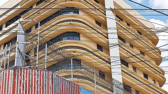 캄보디아에서 한국인 납치·감금이 잇따라 발생하고 있는 가운데 16일(현지시간) 캄보디아 프놈펜 인근 범죄단지로 알려진 '망고단지' 외벽에 철조망이 설치 돼 있다. 연합뉴스