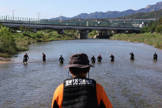 16일 오전 경기 의정부시 호원동 중랑천에서 소방당국이 실종자를 수색하고 있다.   앞서 지난 13일 오후 중랑천에서 중학생 1명이 불어난 물에 휩쓸려 실종됐다. 연합뉴스