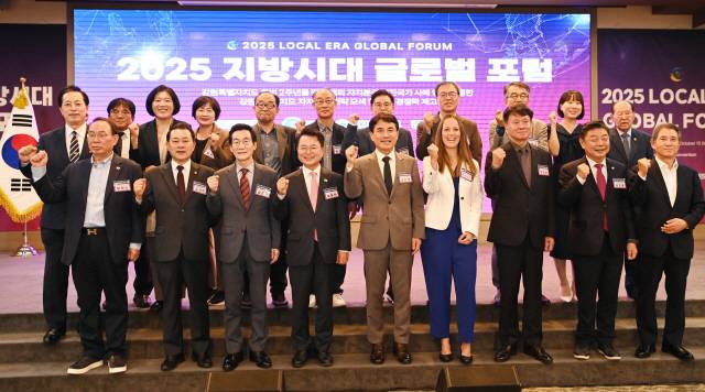 ▲ 강원특별자치도 출범 2주년과 연계한 2025 지방시대 글로벌 포럼이 15일 춘천스카이컨벤션에서 김진태 도지사, 김중석 대통령 직속 지방시대위원회 위원(강원도민일보 회장), 경민현 강원도민일보 사장, 육동한 춘천시장, 김시성 강원도의장, 김진호 춘천시의장, 지방자치관련기관 관계자 및 전문가 등이 참석한 가운데 열렸다. 참석자들이 기념촬영을 하고 있다. 김정호 기자