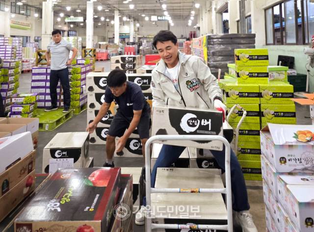 ▲ 김진태 강원도지사는 26일 새벽 추석 명절을 앞두고 춘천 사농동 농수산물도매시장을 찾아 제수용품 수급과 물가 동향, 명절 물가 안정 대책을 확인하고 관계자들을 격려했다. 강원도 제공