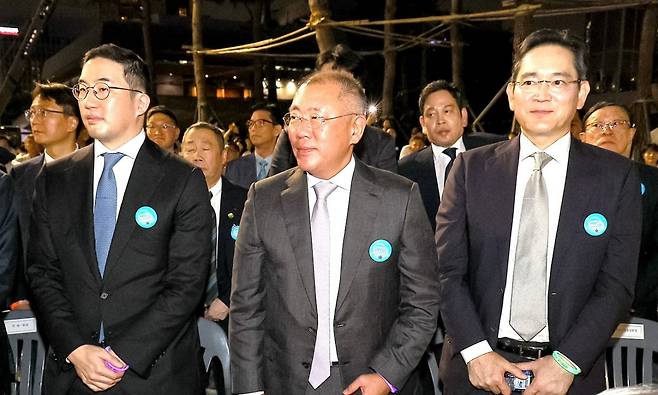 (왼쪽부터) 구광모 LG그룹 회장, 정의선 현대자동차그룹 회장, 이재용 삼성전자 회장