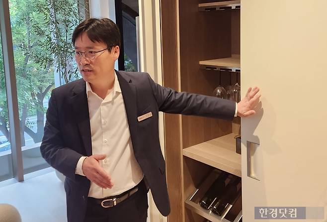 조창현 LG전자 빌트인쇼룸운영팀장이 15일 오후 서울 강남구 논현동 'SKS 서울'에서 제품을 설명하고 있다. 사진=김대영 기자