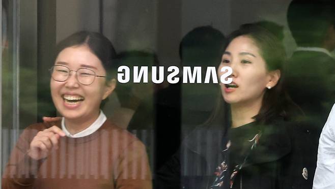 <서울 삼성전자 서초사옥에서 직원들이 오가고 있다> /사진=최혁 기자