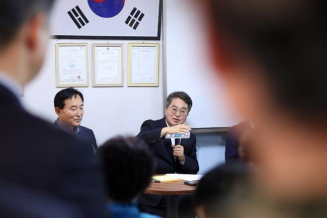 김동연 지사가 16일 포천시 마치미 마을에서 열린 ‘경기 RE100 최우수 마을 현판 제막식’에서 발언하고+있다. 경기도 제공.