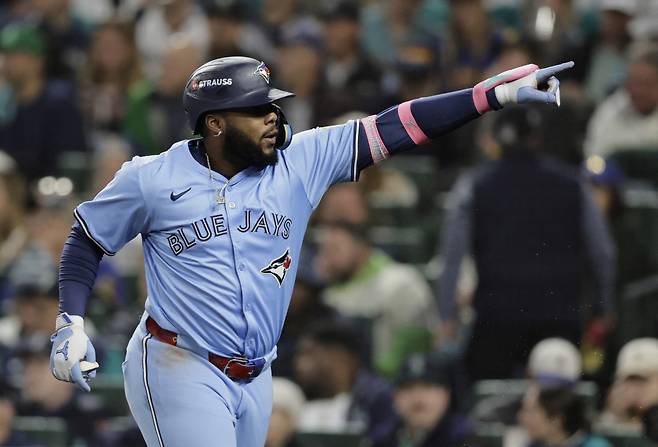 아직 안 끝났어 토론토 블라디미르 게레로 주니어가 16일 시애틀과의 아메리칸리그 챔피언십시리즈 3차전에서 5회초 홈런을 때린 뒤 달리며 세리머니를 하고 있다. 시애틀 | 로이터연합뉴스