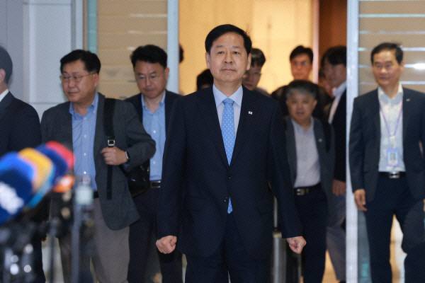 구윤철(가운데) 부총리 겸 기획재정부 장관이 지난 7월 29일 미국과 관세협상을 진행하기 위해 인천공항을 통해 출국하고 있다. 사진은 기사 내용과 직접적인 관련이 없음. 연합뉴스