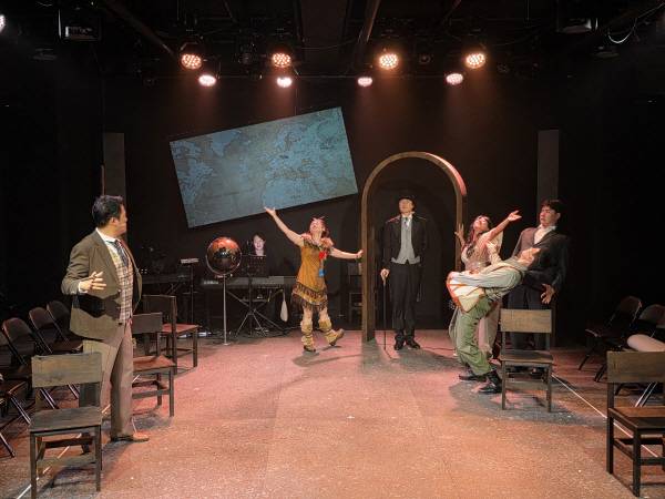 어댑터씨어터가 새롭게 선보이는 연극 ‘80일간의 세계일주’ 공연 모습. 어댑터씨어터 제공