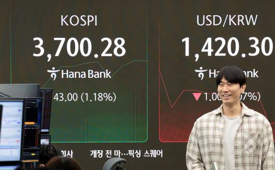 The Korean bourse Kospi surpasses the 3,700 mark during intraday trading on Oct. 16. [YONHAP]