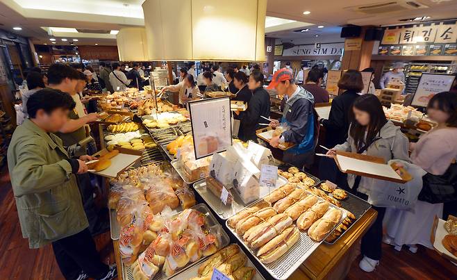 People line up to choose bread at the main branch of Sungsimdang on Oct. 22, 2024. [JOONGANG ILBO]