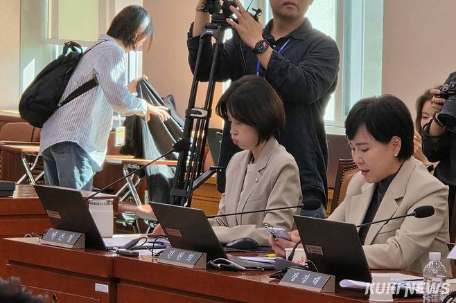 국회 법제사법위원회 소속 박은정 조국혁신당 의원이 의사진행 발언 후 숨을 고르고 있다. 김건주 기자