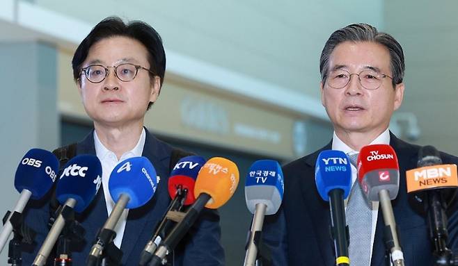 김용범 대통령실 정책실장(사진 오른쪽)이 16일 인천국제공항 제2여객터미널을 통해 미국 워싱턴DC로 출국하기에 앞서 발언하고 있다. 연합뉴스