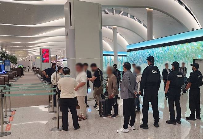인천공항서 검문검색. 인천경찰청 제공