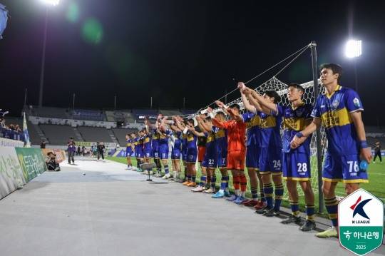 경기 후 팬들에게 인사하는 충남아산 선수단. 사진[연합뉴스]