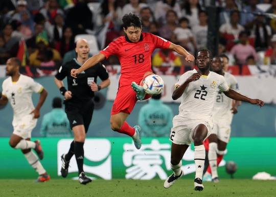 2022 카타르 월드컵에서 가나를 상대로 볼 경합을 펼치는 이강인. 사진[연합뉴스]