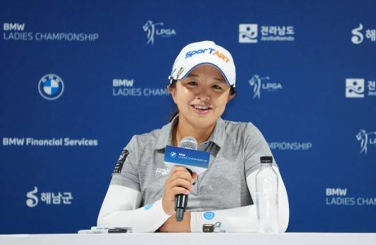 김세영이 1라운드 선두 공식 인터뷰를 하고 있다./BMW 레이디스 챔피언십 대회 조직위원회