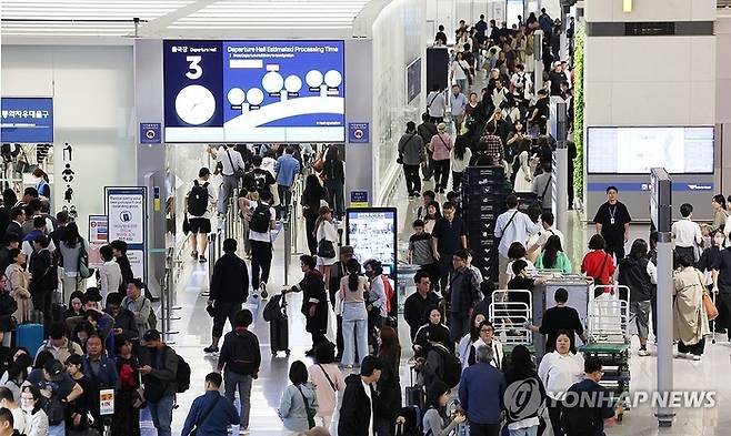 여객기에 탑승하려는 출국자들로 인산인해인객기에 탑승하려는 출국자들로 인산인해인 인천국제공항. [사진 = 연합뉴스]