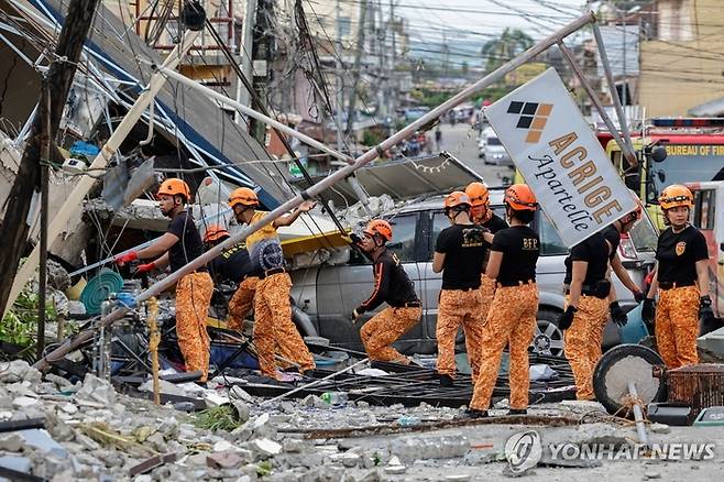 지난달 30일(현지시간) 필리핀 세부섬서 발생한 규모 6.9 강진 현장의 모습. [사진 출처 = 연합뉴스]
