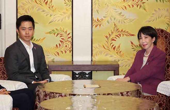 일본유신회 대표 만난 다카이치다카이치 사나에 일본 집권 자민당 총재(오른쪽)와 요시무라 히로후미 일본유신회 대표가 지난 15일 일본 국회에서 양당 연합에 대해 논의하고 있다.  지지통신AFP연합뉴스