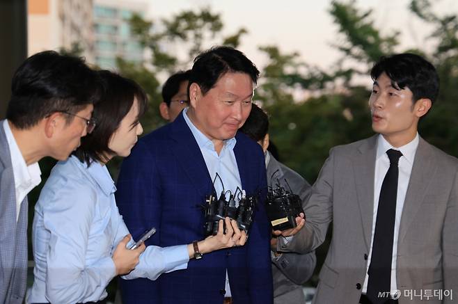 (서울=뉴스1) 이호윤 기자 = 최태원 SK그룹 회장이 도널드 트럼프 미국 대통령과의 관세 협상 지원과 투자 유치 행사에 참석하기 위해 16일 오후 서울 강서구 김포비즈니스항공센터(SGBAC)를 통해 출국하고 있다.   이번 회동은 손정의 일본 소프트뱅크그룹 회장의 초청으로 오는 18일(현지시간)에 삼성, SK, 현대차, LG, 한화 등 국내 5대 그룹 총수들이 도널드 트럼프 미국 대통령의 사저가 있는 플로리다 마러라고 리조트를 방문할 예정이다. 2025.10.16/뉴스1  Copyright (C) 뉴스1. All rights reserved. 무단 전재 및 재배포,  AI학습 이용 금지. /사진=(서울=뉴스1) 이호윤 기자