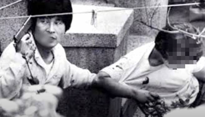 1988년 10월16일 지강헌 일당의 인질극이 전국에 생중계되는 사건이 발생했다. 사진은 1998년 10월16일 서울 서대문구 한 가정집에서 인질극을 벌이고 있는지강헌(왼쪽)의 모습. /사진=TV조선 유튜브 캡처