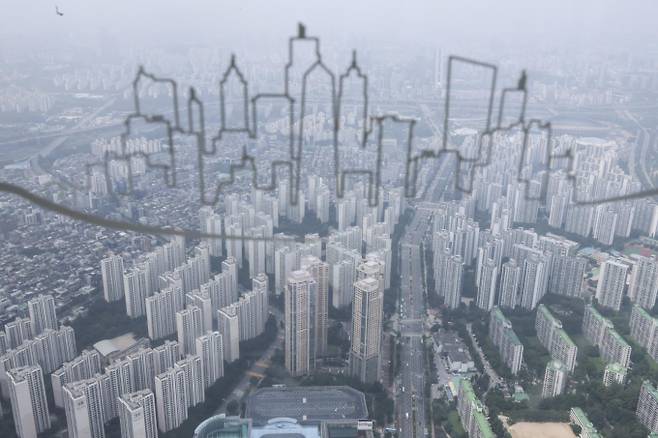 수도권 중산층 거주 지역 대부분이 토지거래허가구역으로 묶이면서 실수요자 피해가 우려된다. 사진은 서울 송파구 롯데월드타워 스카이라운지에서 바라본 아파트 모습 /사진=뉴시스