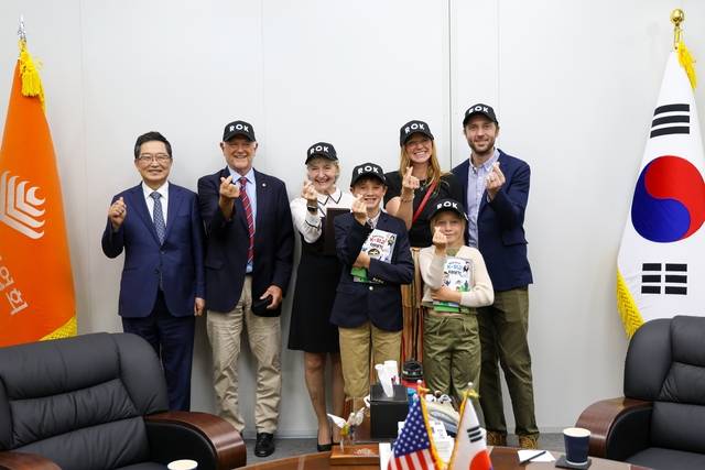 6·25전쟁 당시 미 제8군 사령관으로서 낙동강 방어선을 사수했던 월튼 해리스 워커 장군 후손들이 15일 오후 전쟁기념사업회를 방문, 백승주(왼쪽) 기념사업회장과 기념촬영하고 있다. 이번 방문에는 워커 장군의 손자인 샘 워커 2세 부부, 증손녀 샬롯 워커 올슨과 배우자, 고손자·손녀 등 3대 가족이 함께 참석했다. 전쟁기념사업회 제공