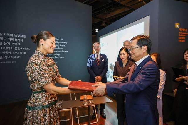 서울 용산 전쟁기념관을 방문한 스웨덴 빅토리아(왼쪽) 왕세녀가 16일 오후 백승주 전쟁기념사업회장에게 6·25전쟁 참전용사 구드런 오발리우스 대위의 사진앨범을 기증하고 있다. 전쟁기념사업회 제공