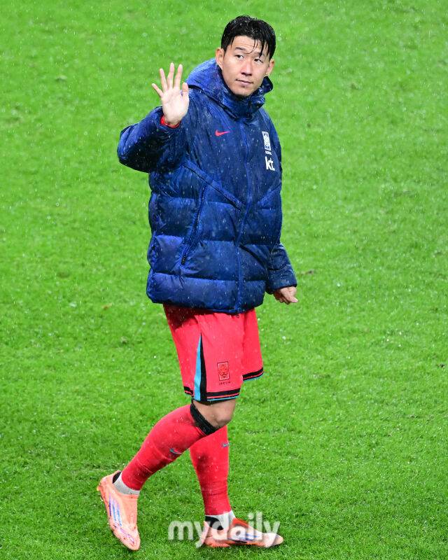 2025년 10월 10일 서울월드컵경기장에서 하나은행 초청 축구국가대표팀 친선경기 대한민국과 브라질의 경기가 열렸다. 경기가 끝난 뒤 손흥민이 인사하고 있다./마이데일리 DB