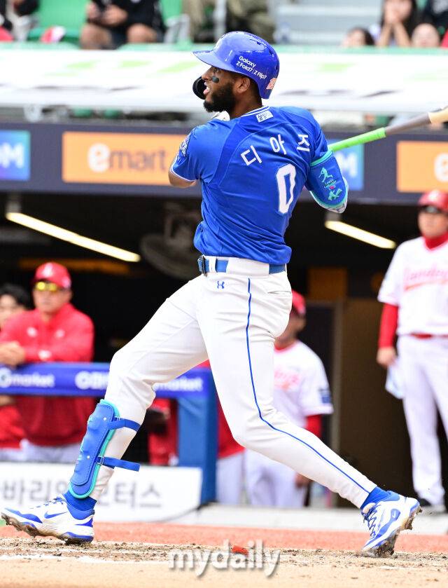 2025년 10월 9일 인천 SSG랜더스필드에서 진행된 '2025 신한 SOL뱅크 KBO리그 준플레이오프' 1차전 삼성-SSG의 경기. 삼성 디아즈가 4회초 무사 1루에서 1타점 2루타를 때리고 있다./마이데일리