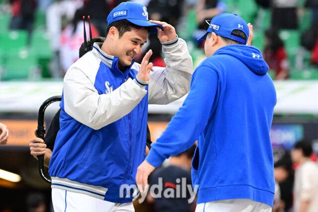 2025년 10월 9일 인천 SSG랜더스필드에서 '2025 신한 SOL뱅크 KBO리그 준플레이오프' 1차전 삼성-SSG의 경기.삼성이 SSG를 상대로 5-2로 승리한 뒤 선발 최원태와 박진만 감독이 기뻐하고 있다./마이데일리