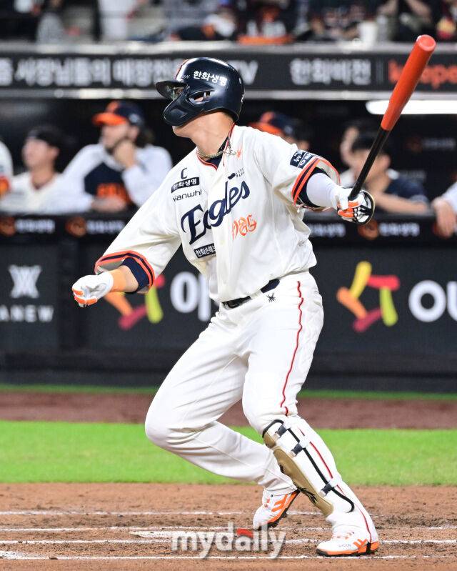 2025년 9월 27일 오후 대전 한화생명 볼파크에서 열린 '2025 신한 SOL뱅크 KBO 리그' LG 트윈스와 한화 이글스의 경기. 한화 채은성이 6회말 2사 2.3루서 2타점 적시타를 치고 있다./대전=유진형 기자 zolong@mydaily.co.kr