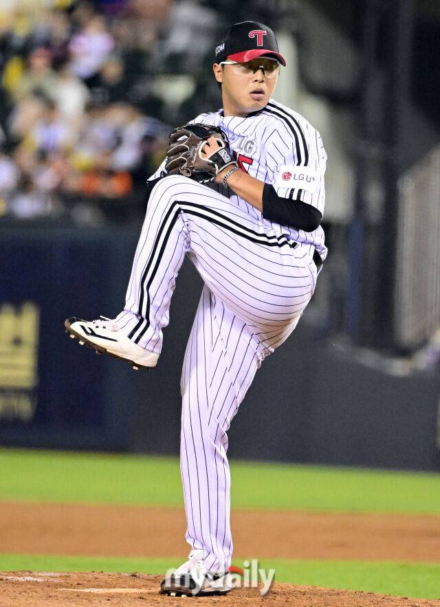 2025년 8월 9일 오후 서울 잠실구장에서 열린 '2025 신한 SOL뱅크 KBO 리그' 한화 이글스와 LG 트윈스의 경기LG 이지강이 8회초 구원등판해 역투하고 있다./마이데일리