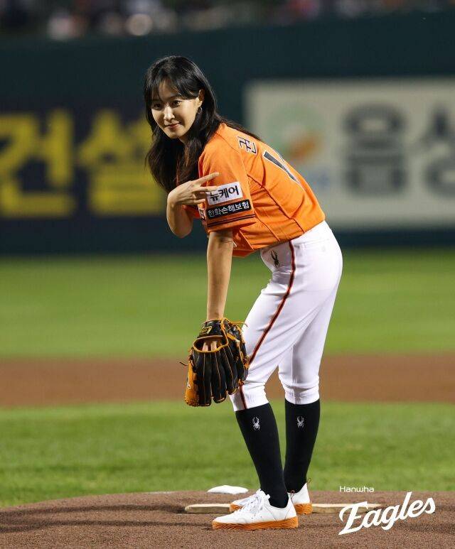 2024년 배우 권유리의 시구 모습./한화 이글스