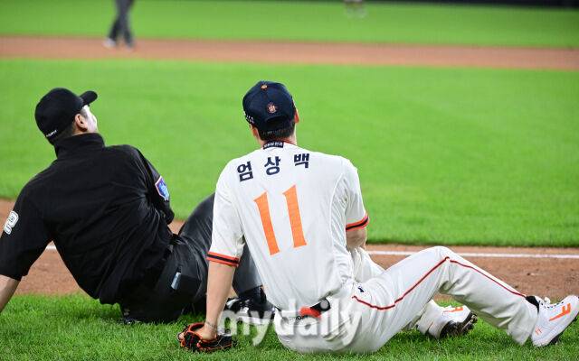 2025년 9월 27일 오후 대전 한화생명 볼파크에서 열린 '2025 신한 SOL뱅크 KBO 리그' LG 트윈스와 한화 이글스의 경기. 한화 엄상백이 7회초 무사 1루서 오지환의 안타 때 1루 주자 구본혁이 3루로 뛰자 3루 베이스 커버를 들어가다 3루심과 충돌 후 넘어지고 있다./대전=유진형 기자 zolong@mydaily.co.kr