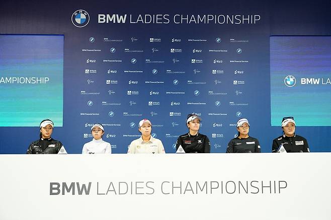 15일 전남 해남군 파인비치 골프링크스에서 열린 LPGA 투어 BMW 레이디스 챔피언십 공식 기자회견에 참석한 선수들. 왼쪽부터 윤이나, 야마시타 미유, 김효주, 해나 그린, 김아림, 유해란   [대회 조직위원회 제공]