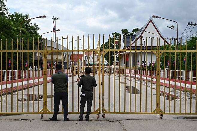캄보디아 경찰이 태국과의 국경 출입 상황을 점검하고 있다. [AFP]