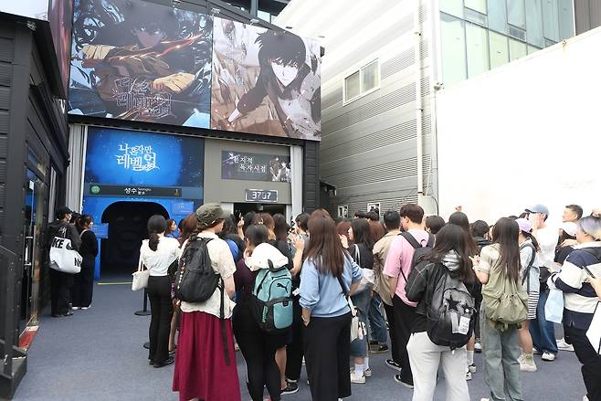 지난해 성수에서 개최한 ‘2024 월드 웹툰 페스티벌’을 찾은 방문객들의 모습 [롯데백화점 제공]