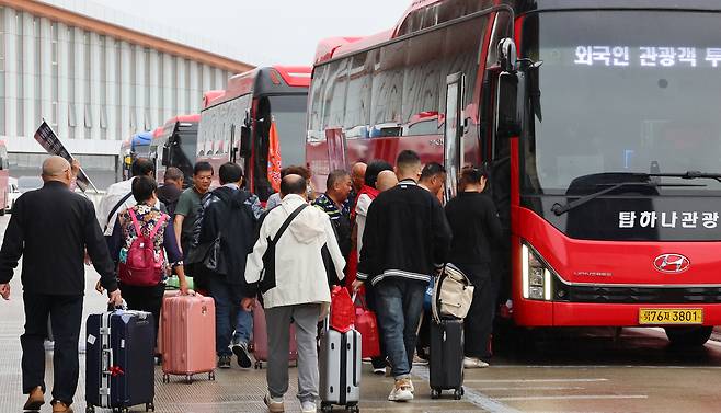 13일 인천 연수구 인천항 국제여객터미널을 통해 입국한 중국인 단체관광객들이 관광버스로 이동하고 있다. [연합]