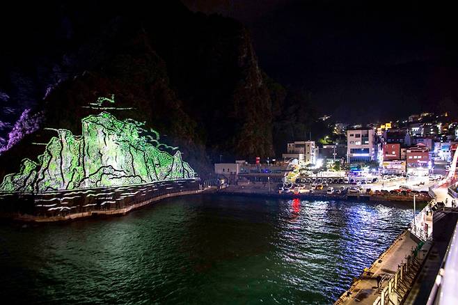 15일 울릉군이 도동항 여객선 터미널 일원에서 미디어파사드 시험 운영을 진행했다.[울응군 제공]