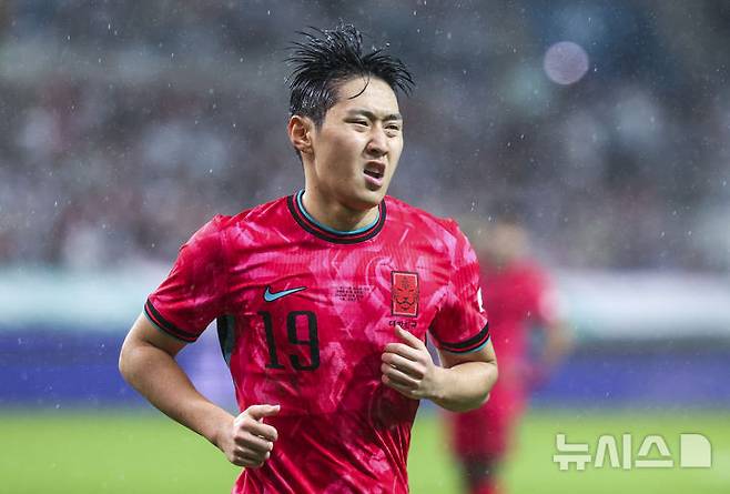 [서울=뉴시스] 황준선 기자 = 10일 서울 마포구 서울월드컵경기장에서 열린 남자 축구 국가대표 10월 A매치 친선전 대한민국과 브라질의 경기, 이강인이 얼굴을 찡그리고 있다. 2025.10.10. hwang@newsis.com