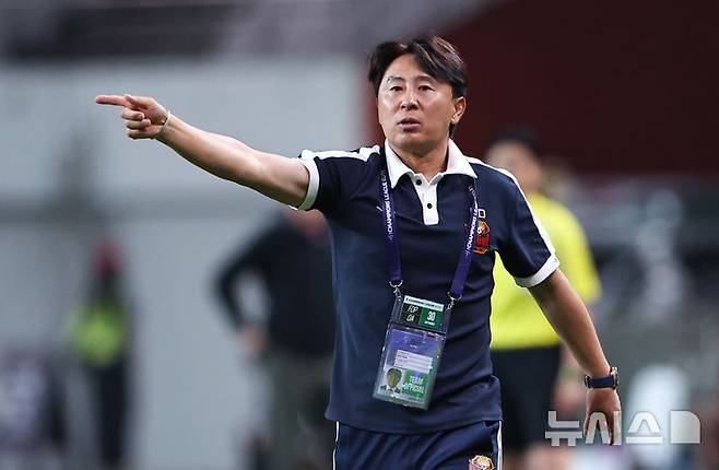 [서울=뉴시스] 최진석 기자 = 지난달 30일 오후 서울 마포구 서울월드컵경기장에서 열린 2025~2026시즌 아시아축구연맹(AFC) 챔피언스리그 엘리트(ACLE) 리그 스테이지 2차전 부리람 유나이티드와 FC서울의 경기, FC서울 김기동 감독이 작전지시를 하고 있다. 2025.09.30. myjs@newsis.com