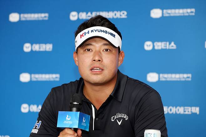 [서울=뉴시스] 이승택이 16일 경기 파주의 서원밸리CC(파72)에서 열린 한국프로골프(KPGA) 투어 더채리티클래식 2025 1라운드 경기를 마친 뒤 인터뷰를 하고 있다. (사진=KPGA 제공) 2025.10.16. *재판매 및 DB 금지