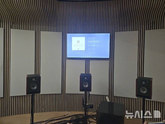 [서울=뉴시스]애플이 16일 서울 서초구의 한 녹음실에서 진행된 애플 뮤직 관련 브리핑에서 iOS 26 업데이트를 통한 신기능인 외국어 가사 발음 병기 기능 등을 소개하고 있다. (사진=윤현성 기자)