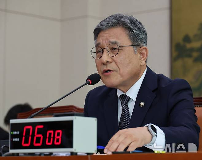 [서울=뉴시스] 김금보 기자 = 허민 국가유산청장이 16일 서울 여의도 국회에서 열린 문화체육관광위원회 국정감사에서 의원질의에 답하고 있다. 2025.10.16. kgb@newsis.com