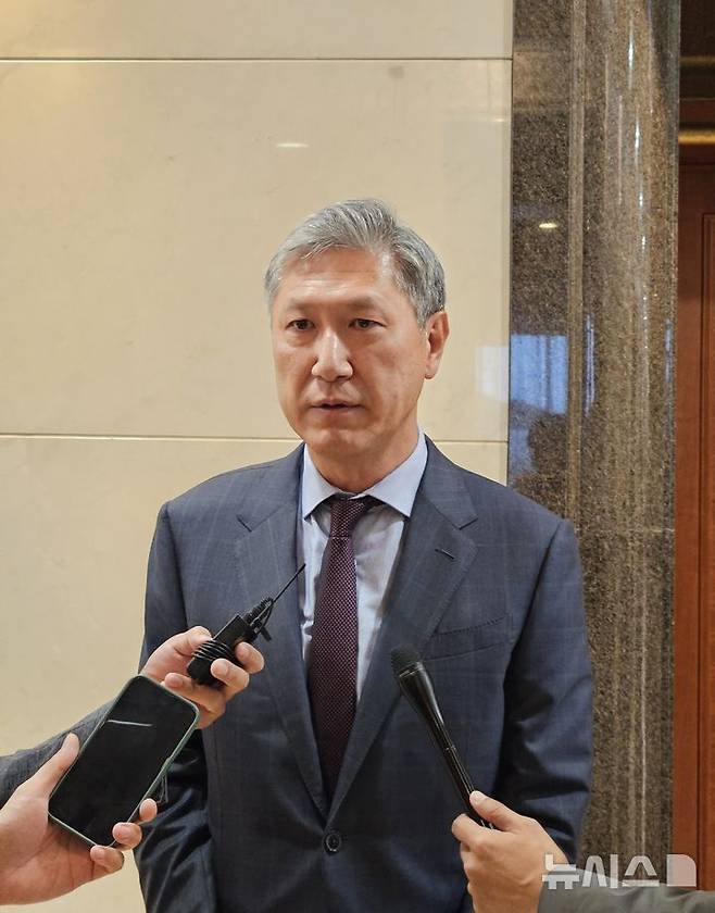 [베이징=뉴시스] 베이징특파원 공동취재단 = 노재헌 신임 주중대사가 16일 오후 중국 베이징 서우두국제공항에 도착해 특파원들과 만나 소감을 밝히고 있다. 2025.10.16 photo@newsis.com