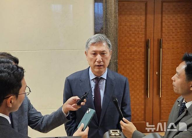 [베이징=뉴시스] 베이징특파원 공동취재단 = 노재헌 신임 주중대사가 16일 오후 중국 베이징 서우두국제공항에 도착해 특파원들과 만나 소감을 밝히고 있다. 2025.10.16 photo@newsis.com