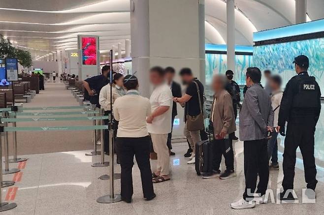 [인천=뉴시스] 인천국제공항 내 캄보디아행 항공편 탑승구에서 경찰관이 승객을 대상으로 불심검문하고 있다. (사진=인천공항경찰단 제공) 2025.10.16. photo@newsis.com